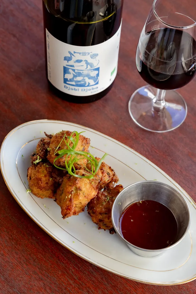 Beignets maison, sauce et verre de vin rouge à L’Étincelle