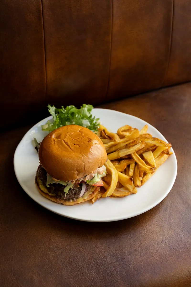 Burger et frites maison à L’Étincelle