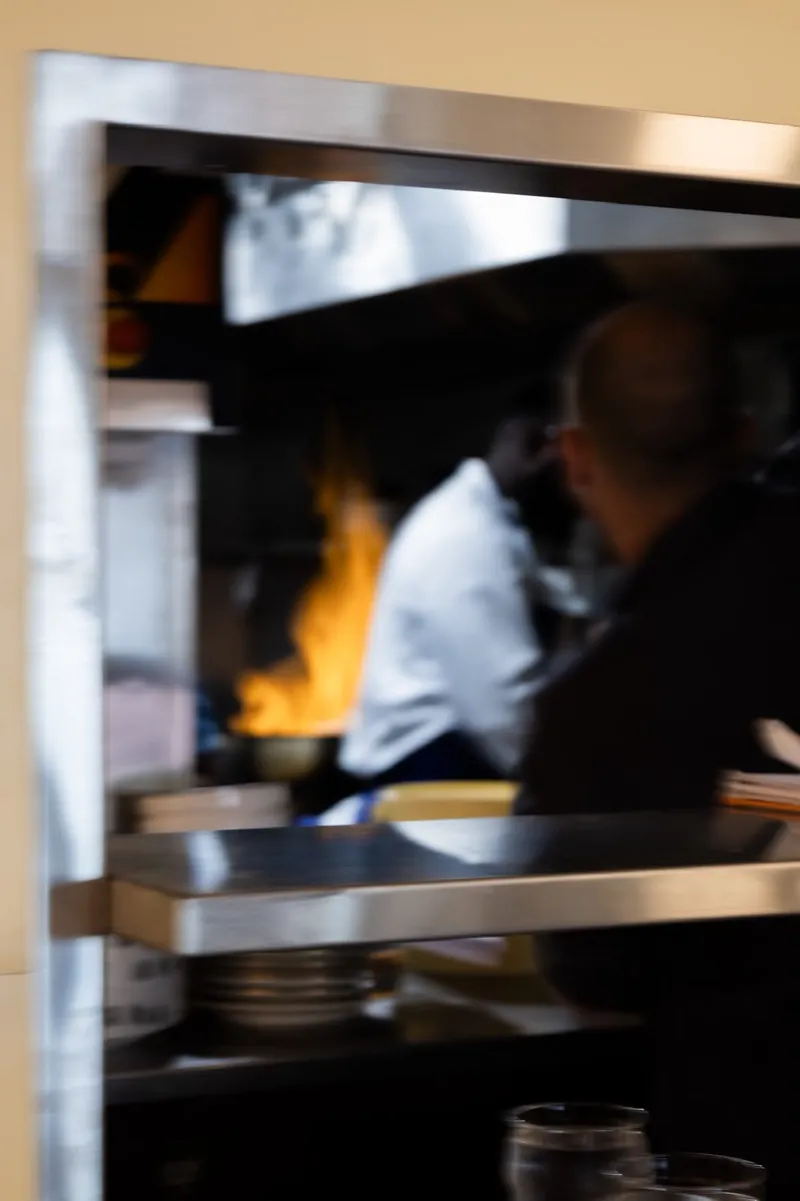 La cuisine de L’Étincelle en plein service