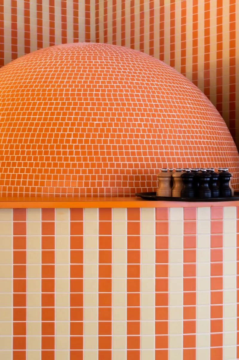 Le four à pizza carrelé orange de L’Étincelle