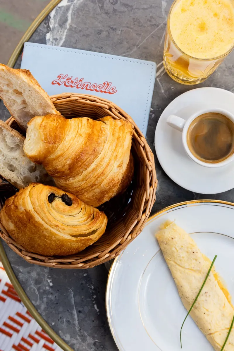 Petit-déjeuner à L’Étincelle : croissant, pain au chocolat, café, jus d’orange pressé et omelette