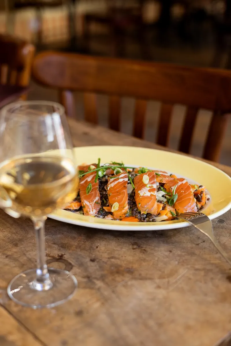 Poisson mariné et verre de vin blanc à L’Étincelle